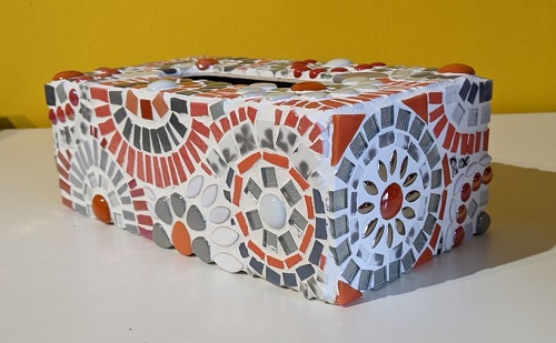 Boîte à mouchoirs décorée en mosaïque avec un mélange de matériaux
